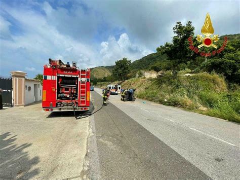 Incidente Stradale In Calabria Si Ribalta Toyota Ciavula