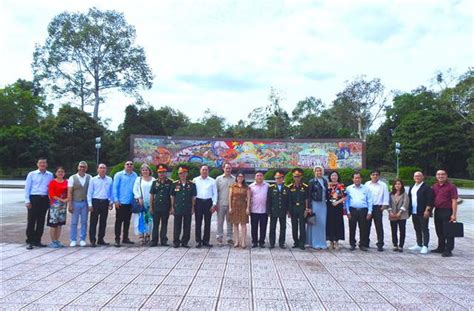 Radio Havano Kubo En plena selva de Vietnam dan vivas a la Revolución