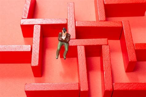 Figurine Homme Et Labyrinthe Labyrinthe En Bois Rouge High Angle View