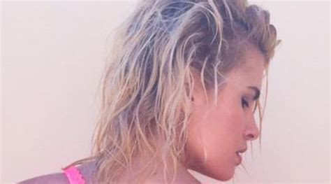 Adriana Abenia presume de trasero mientras se prepara para la operación bikini FormulaTV