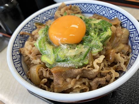 吉野家の “通” がオススメする牛丼の食べ方「白井式ねぎ玉牛丼」がウマすぎた！ 普通に卵ぶっかけてた頃に戻れなくなるレベル ロケットニュース24