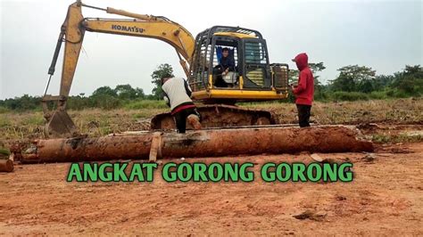 EXCAVATOR BESAR KOMATSU PC 135 ANGKAT GORONG GORONG DI KEBUN SAWIT