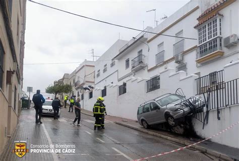 Un Conductor Empotra Su Coche Contra Una Cuesta Peatonal En Arcos