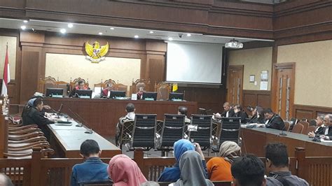 Eks Anggota Bpk Achsanul Qosasi Didakwa Peras Rp Miliar Untuk