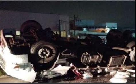 Caminhoneiro Perde Controle Da Dire O E Ve Culo Tomba Na Mg