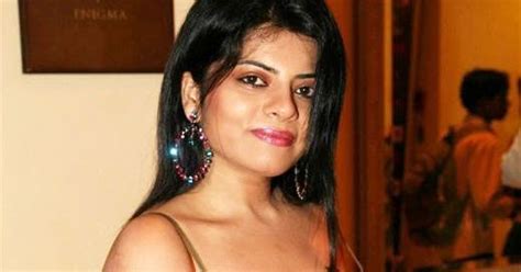 Sexy South Indian Actress Hot And Deep Cleavage Show Mallu Actress