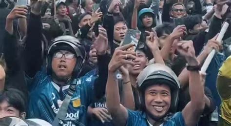 Kata Warga Kota Bandung Setelah Persib Bawa Trofi Juara Liga