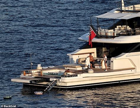 Kate Hudson Shows Off Her Incredible Figure In Tiny Bikini As She