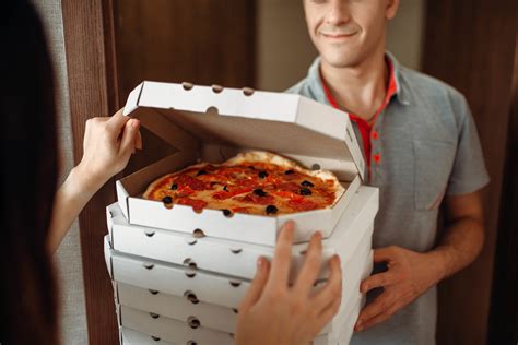 Pizzabote In Ettlingen Von Zwei Unbekannten Mit Pistole Und Messer