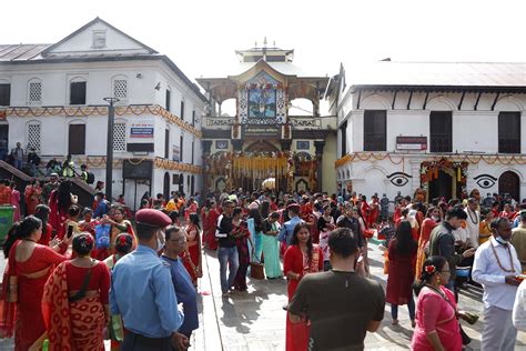 Sari Clad Women Sing Dance As They Flock Shiva Temples Photo Gallery Nepal Minute Nepal