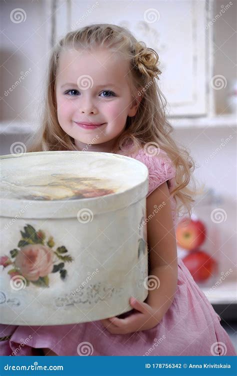 Jolie Petite Fille Blonde En Robe Rose Avec Des Boucles Photo Stock