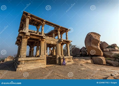 Hermosa Arquitectura Antigua De Templos En La Colina De Hemakuta Hampi