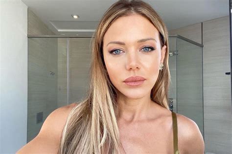 La microbikini color nude que eligió Evangelina Anderson para disfrutar de las playas de Miami