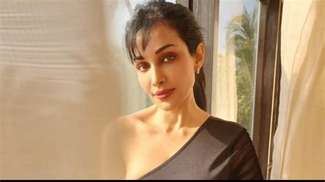 Flora Saini उसने मेरे प्राइवेट पार्ट पर घूंसा मारा स्त्री फेम एक्ट्रेस का छलका दर्द बताया