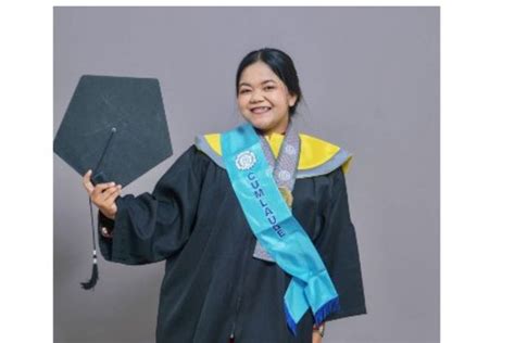 Foto Magda Anak Buruh Yang Lulus Cumlaude Dan Langsung Kerja Di