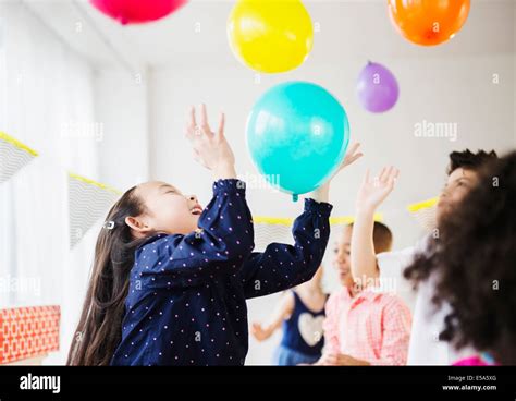 Enfant Jouant Avec Des Ballons Banque De Photographies Et Dimages