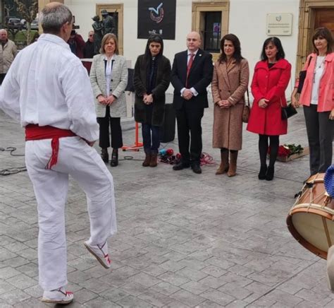 Iñaki Anasagasti Una bella escultura en homenaje a los gudaris y a sus