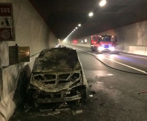 L Auto Distrutta Dalle Fiamme In Galleria Giornale Di Brescia