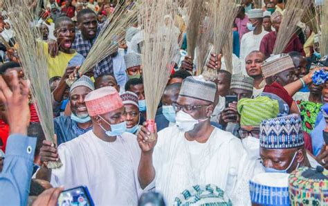 Top Pdp Chieftains Others Dump Party For Apc In Kwara