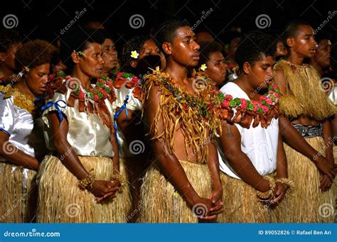 Le Peuple Autochtone De Fijian Chante Et Danse Aux Fidji Photo Stock