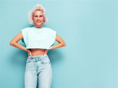 Portrait de jeune belle femme souriante en robe blanche d été à la mode Sexy femme blonde