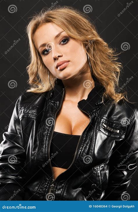 Beau Femme Dans La Jupe En Cuir Noire Photo Stock Image Du Mignon