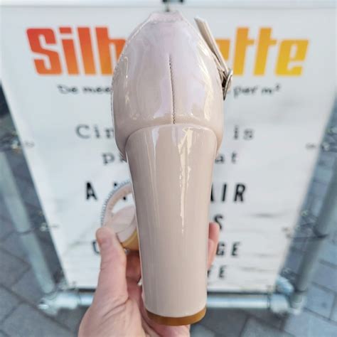 Nude Sandalen Met Steentjes En Brede Hak Silhouette