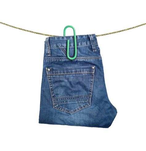 Jeans Piegati Che Appendono Su Una Corda Da Bucato Foto Concettuale