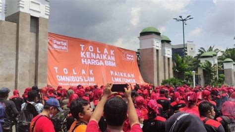 Demo Tolak Kenaikan Harga Bbm Buruh Pasang Spanduk Besar Berisi 3