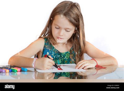 Niña de 8 años dibuja una imagen con marcadores Fotografía de stock Alamy