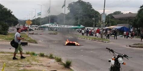 Vecinos Bloquean El Km 13 De La Doble Vía A La Guardia Exigiendo La Liberación De Camacho