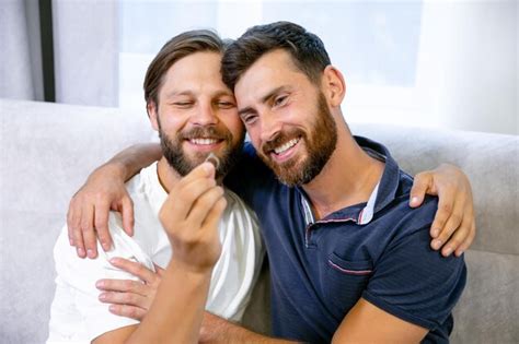 Concepto de propuesta de matrimonio gay el chico encantador presentó un hermoso anillo de