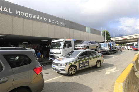 Detro RJ reboca carros de transporte irregular na Rodoviária Novo