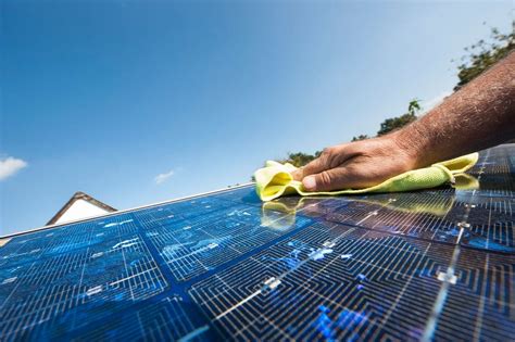 Cómo Limpiar Placas Solares Recupera la Eficiencia de tu Instalación