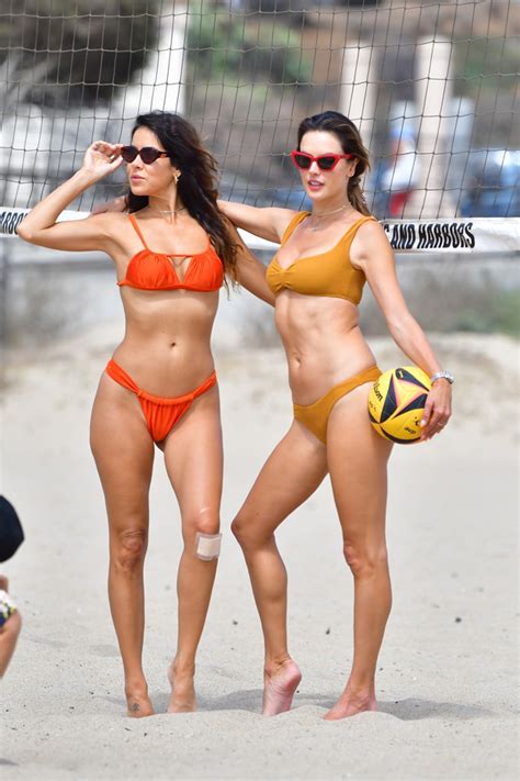 Alessandra Ambrosio Joue Au Volleyball Dans Un Bikini Sportif Sur La