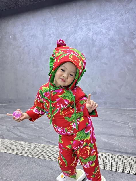 Hot mom Việt lên đồ đón Tết cho con gái Pam xinh ngoan yêu lộng