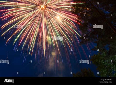 Feuerwerk mit silhouetten Fotos und Bildmaterial in hoher Auflösung