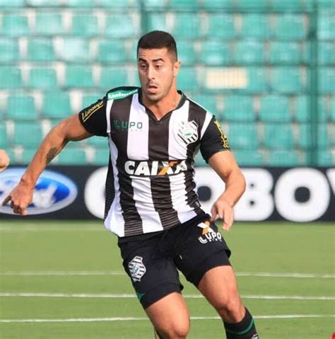 Vila Nova contrata lateral esquerdo e chega a seis reforços na janela