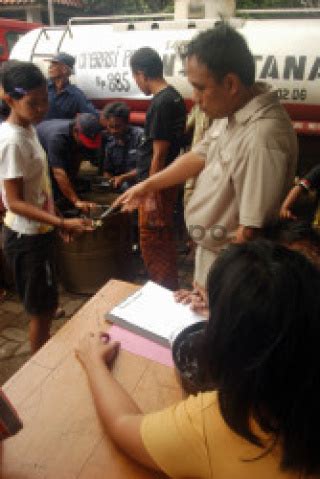 Operasi Pasar Minyak Tanah Datatempo