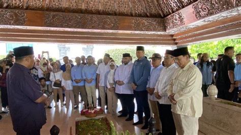 Ditemani Ahy Dan Cucu Soekarno Prabowo Tertunduk Saat Ziarah Ke Makam