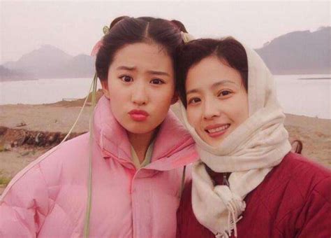 Liu Yifei Revealed A Photo Of Her Biological Father In Her Youth Her Beauty Is Similar To Tran