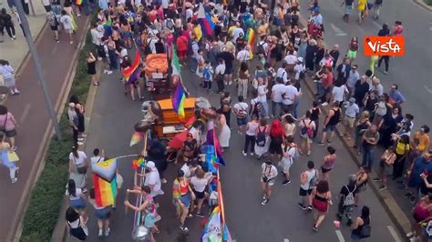 Libere Di Esser Lo Striscione Con La Schwa Che Apre Il Corteo Del