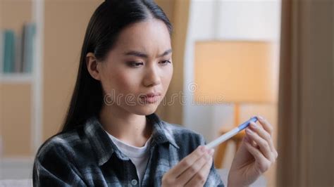 Doute Perplexe Asiatique Femme En Attente R Sultat De L Examen De