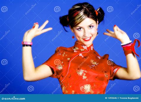 Jeune Femme Dans La Robe De Chinois Photo Stock Image Du Femme