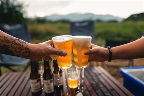 Un Grupo De Amigos Felices Bebiendo Y Brindando Cerveza Foto Premium