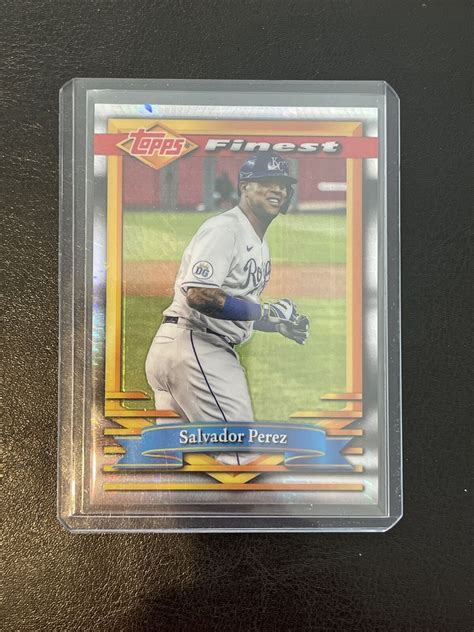 2021 Topps Finest Flashbacks Salvador Perez Prism 35 Kansas City