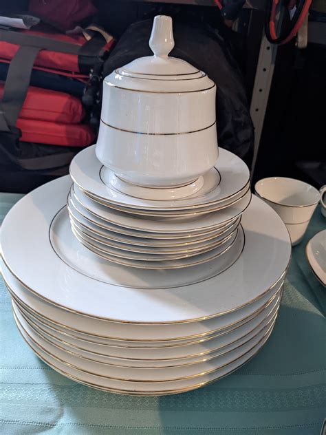 Sango Fine China Classic White With Gold Trim Dor Full 8 Place Setting