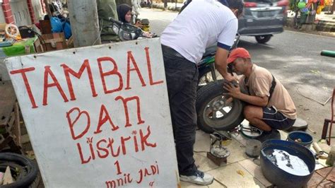 Kisah Perjuangan Bambang Pujiono Tukang Tambal Ban Listrik Di Kudus