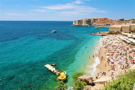 Vista aérea del casco antiguo de dubrovnik y la playa de banje mar