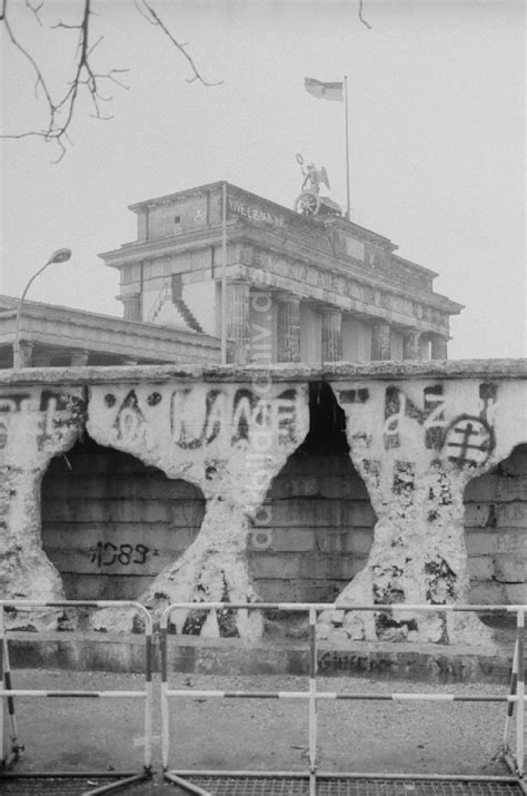 Ddr Bildarchiv Berlin Von Sogenannten Mauerspechten Aufgel Ste